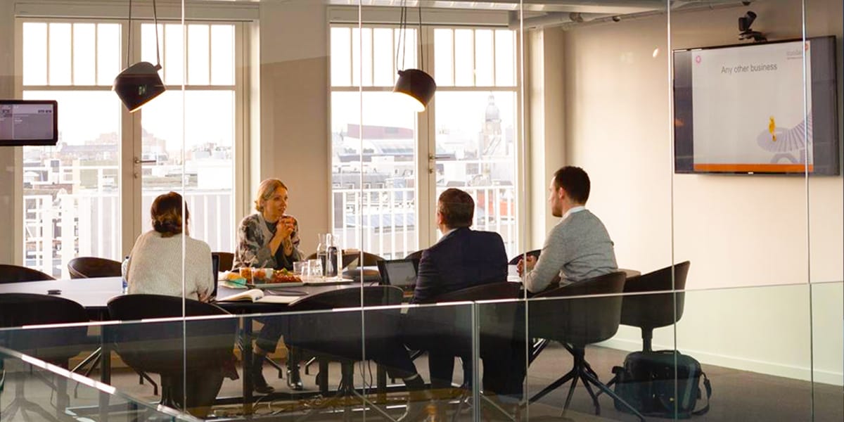 Sala riunione, monitor per videoconferenza