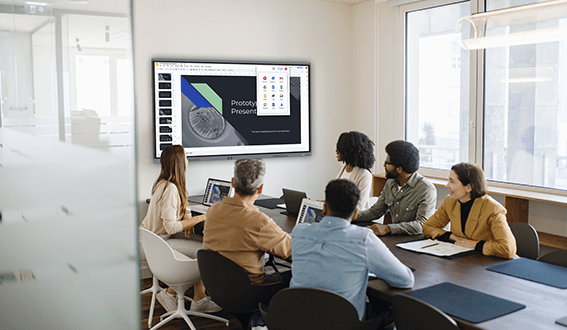 Monitor Interattivo di Grande Formato Clevertouch Pro Series 3 per le aziende - donna in riunione