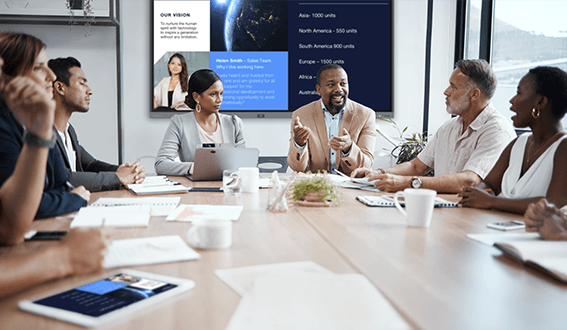 Monitor Interattivo di Grande Formato Clevertouch Pro Series 3 per le aziende - donna in riunione