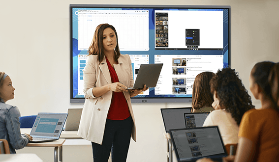 Monitor Interattivo di Grande Formato Clevertouch Pro Series 3 per la formazione - donna in riunione