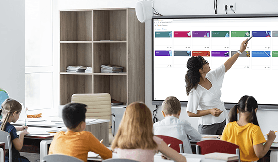 Monitor Interattivo di Grande Formato Clevertouch Pro Series 3 per la formazione - donna in riunione